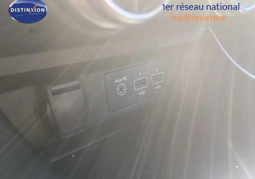 Détail du port Aux-IN et deux prises USB dans l’habitacle du Renault Arkana noir métal 2023.
