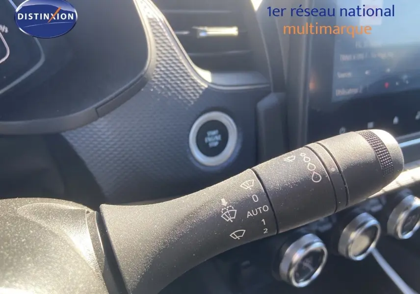Gros plan sur la commande d'essuie-glace du tableau de bord du Renault Arkana noir métal 2023.
