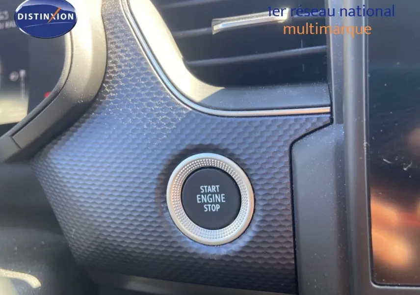Détail du bouton start/stop sur tableau de bord texturé noir du Renault Arkana hybride 2023.