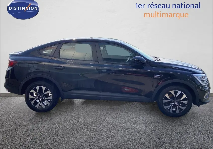 Profil droit d'un Renault Arkana noir métal 2023 avec jantes bi-ton et lignes fluides de SUV coupé.