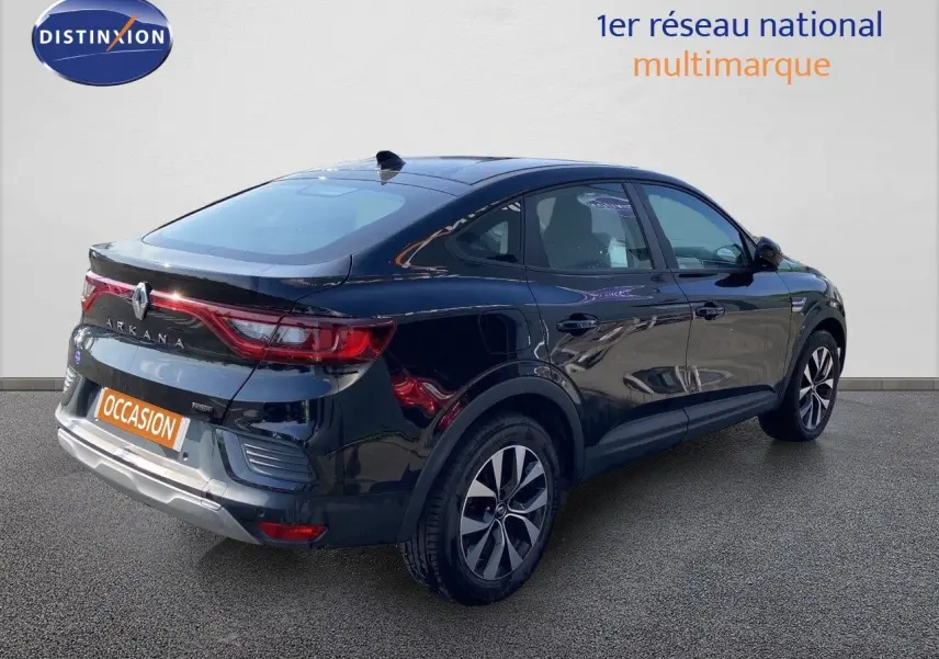 Renault Arkana noir métal en 3/4 arrière droit, mettant en valeur ses feux LED et ses jantes bi-ton.