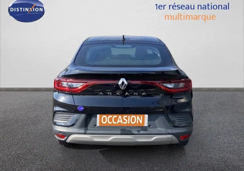 Vue arrière d'une Renault Arkana noire métallisée avec feux LED reliés et badge hybride visible.