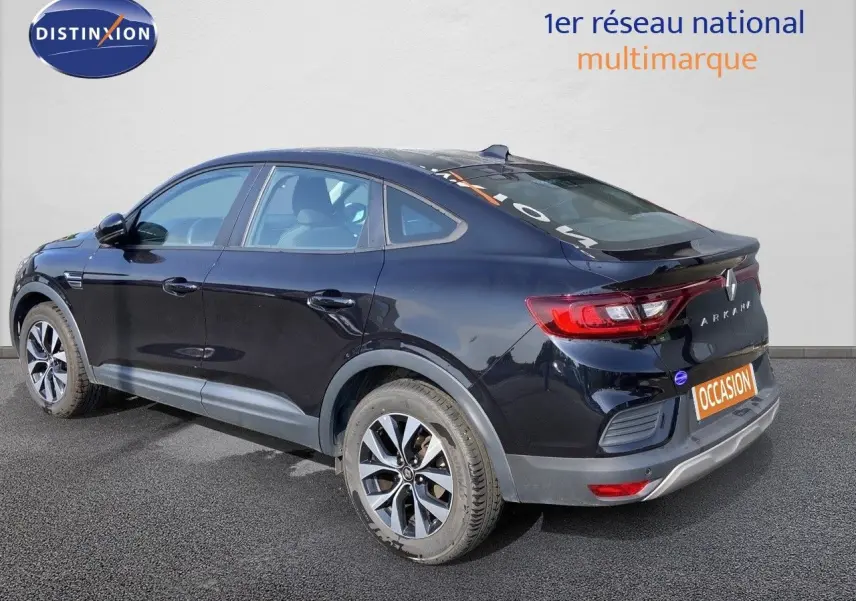 Renault Arkana noir métal en 3/4 arrière droit, mettant en valeur ses lignes fluides et ses jantes bi-ton.