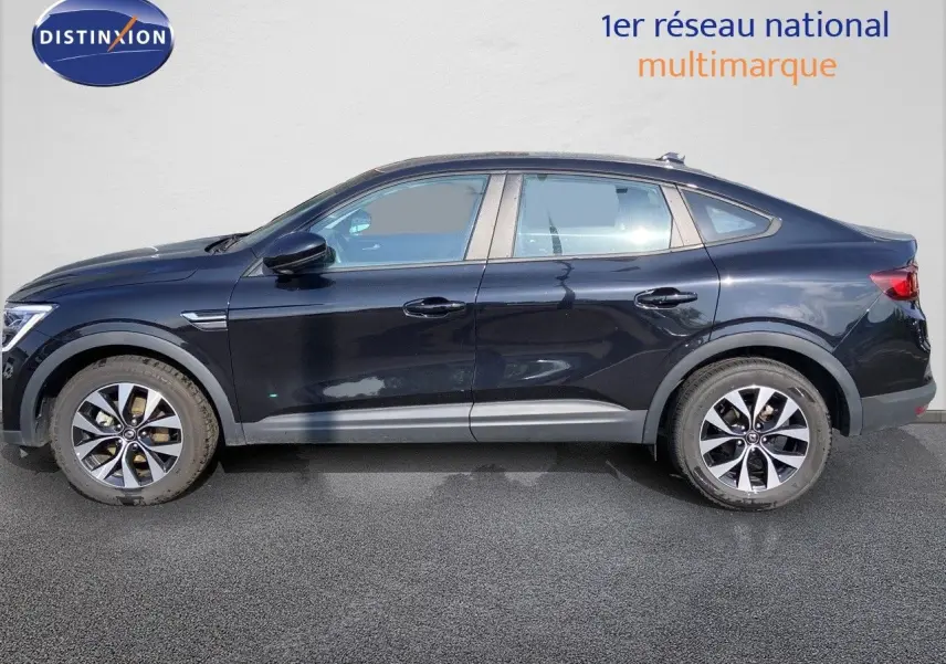 Profil côté gauche d'un Renault Arkana noir métal 2023 avec jantes bi-ton et lignes fluides de SUV coupé.