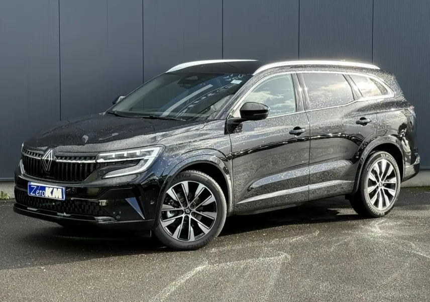 Renault Espace VI 6 E-Tech Full Hybrid noir étoilé en 3/4 avant droit avec toit panoramique et jantes diamantées noires
