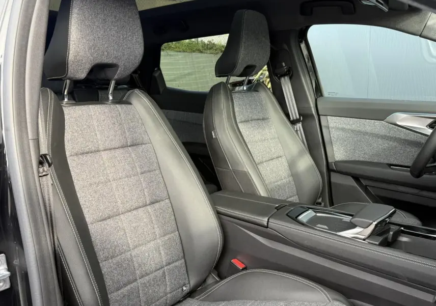 Intérieur Renault Espace VI 6 E-Tech, vue côté droit sur sièges tissu et cuir gris avec console centrale noire.
