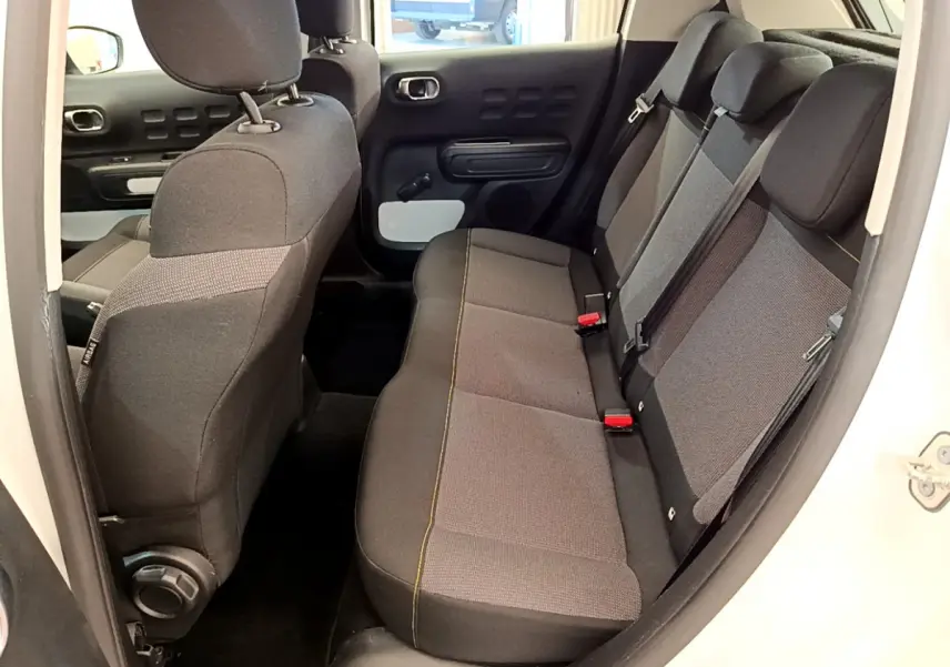 Vue intérieure côté droit sur la banquette arrière grise et noire du Citroën C3 blanc de 2019.