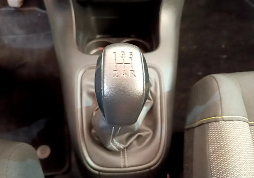 Le levier de vitesses manuel gris de la Citroën C3 PureTech 82 S&S BVM Graphic 2019 vu de dessus, avec coutures blanches.