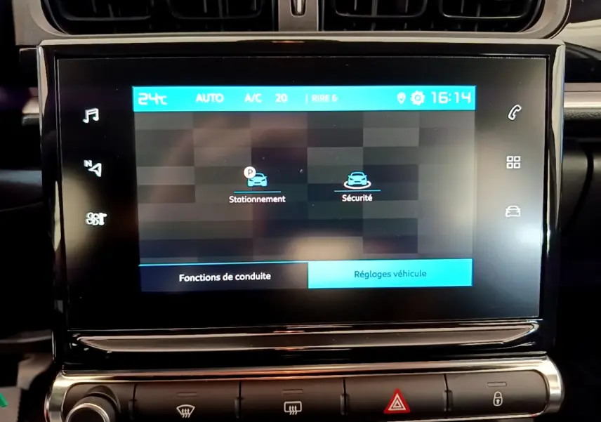 Écran tactile central de la Citroën C3 blanc 2019 affichant les options de stationnement et sécurité