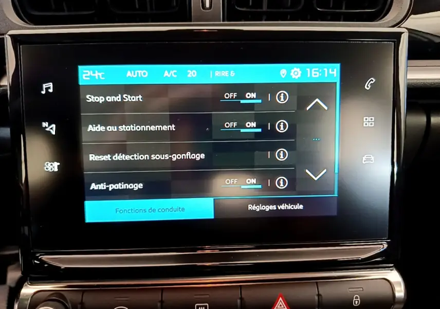 Écran tactile central de la Citroën C3 blanc 2019 affichant les réglages d’aide à la conduite et climatisation.