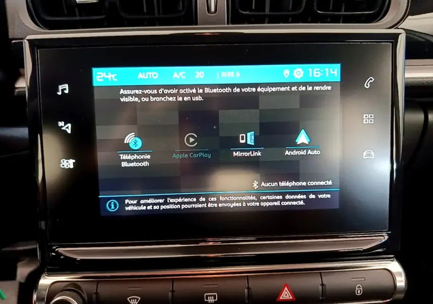 Écran tactile central affichant les options Apple CarPlay et Bluetooth dans une Citroën C3 blanche, vue intérieure rapprochée.