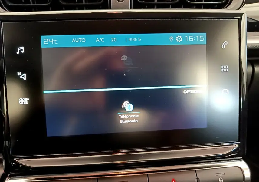 Écran tactile central de la Citroën C3 PureTech 82 blanc, affichant la téléphonie Bluetooth et la climatisation à 24°C.