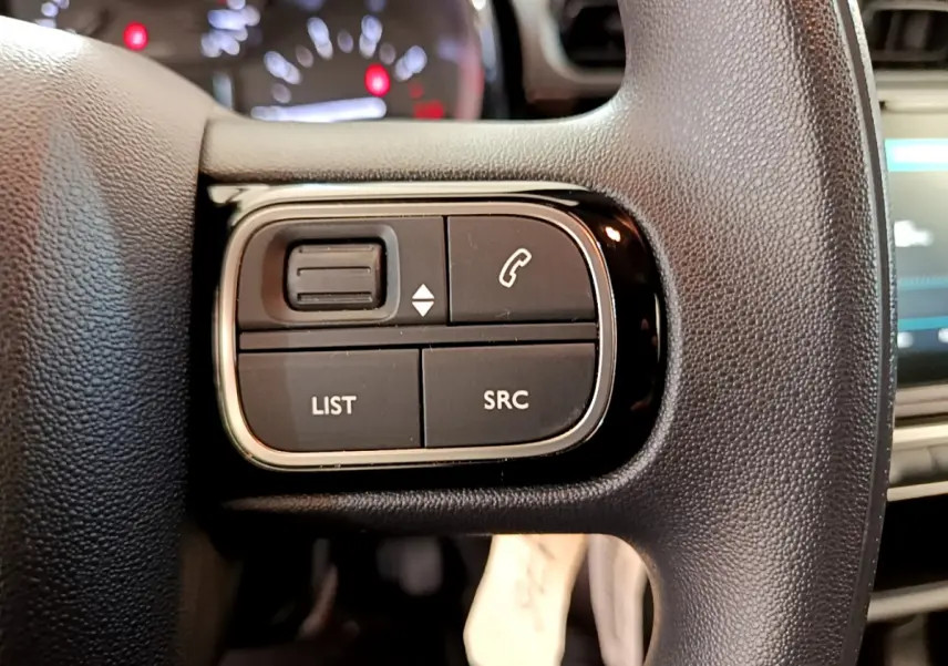 Gros plan sur les commandes gauche du volant noir de la Citroën C3 PureTech 82 S&S BVM Graphic 2019.