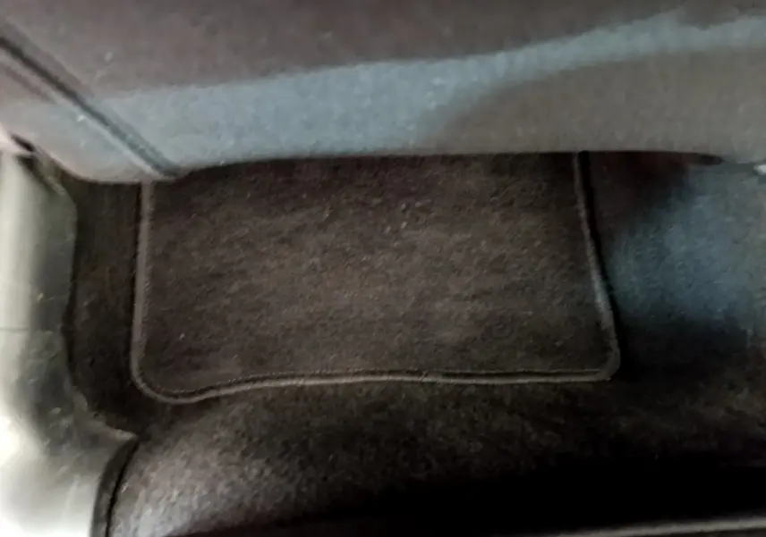 Tapis de sol noir sous le siège avant d'une Citroën C3 PureTech 82 S&S BVM Graphic 2019 blanche