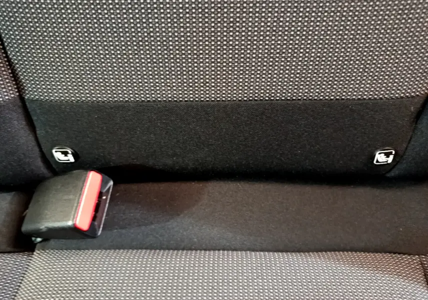 Gros plan sur la banquette arrière noire de la Citroën C3 2019, montrant les fixations Isofix et la boucle de ceinture.