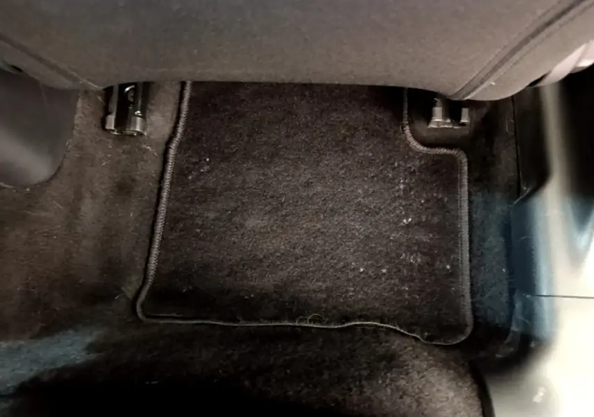 Tapis de sol noir côté passager avant d'une Citroën C3 blanche PureTech 2019, vue rapprochée intérieure