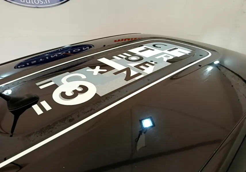 Toit noir brillant de la Citroën C3 PureTech 82 S&S BVM Graphic 2019 avec antenne et stickers blancs vus en plongée.