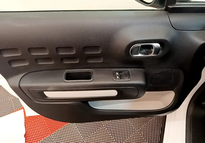 Détail de la porte avant gauche noire et blanche de la Citroën C3 PureTech 82 S&S BVM Graphic 2019.