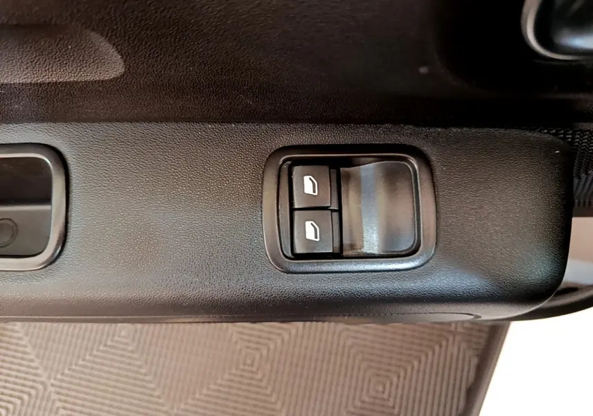 Gros plan sur les commandes de lève-vitres côté conducteur de la Citroën C3 blanche PureTech 2019.