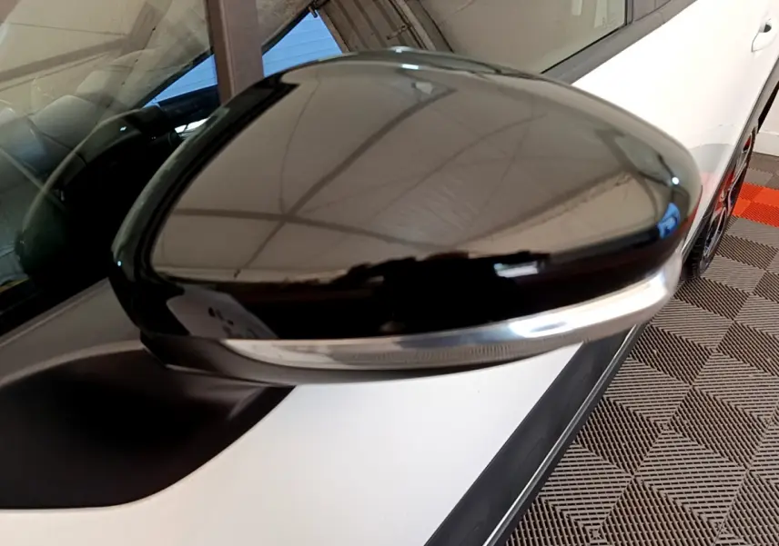 Rétroviseur noir brillant côté gauche de la Citroën C3 blanche PureTech 82 S&S BVM Graphic vue de près.