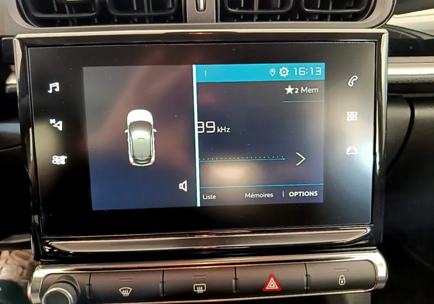 Écran tactile central de la Citroën C3 PureTech 82 blanc, affichant les réglages audio et options du véhicule.