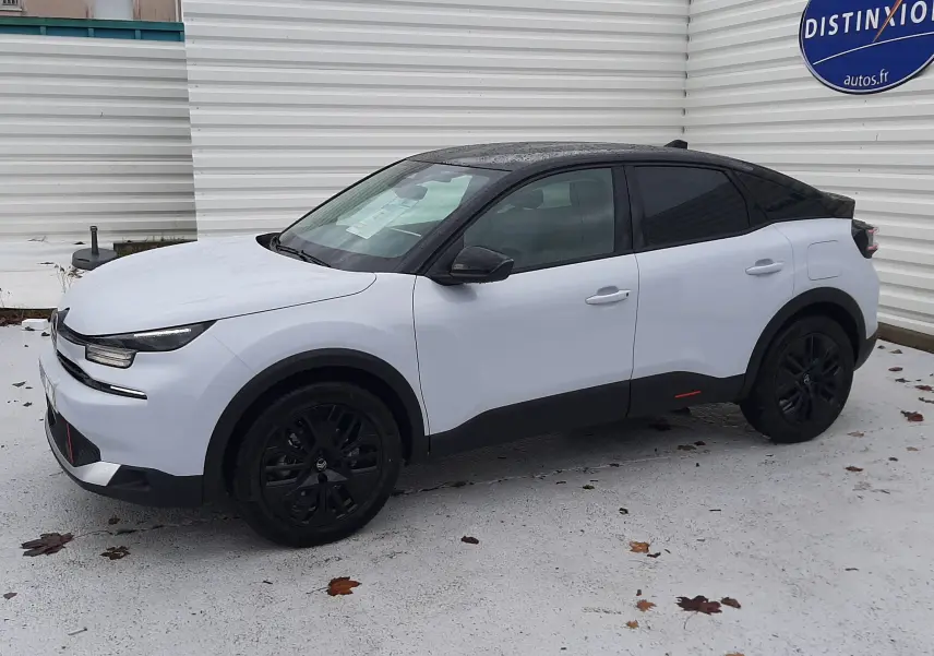 Citroën C4 hybride 2025 blanc Okenite avec toit noir Perla, vue 3/4 avant côté gauche, jantes noires.