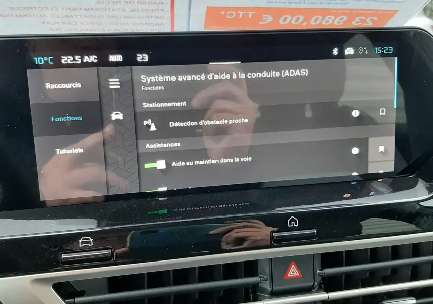 Écran tactile central du tableau de bord de la Citroën C4 hybride 2025 affichant les aides à la conduite.