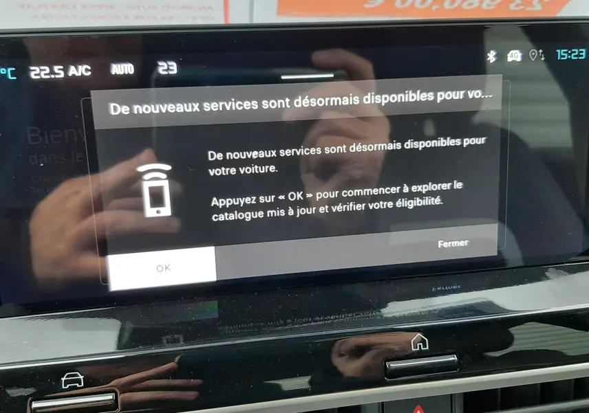 Vue intérieure du tableau de bord tactile de la Citroën C4 hybride 2025 avec écran affichant un message de services disponibles.