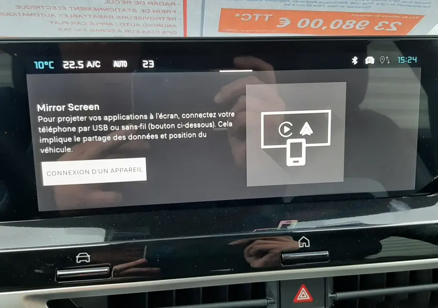 Écran tactile central de la Citroën C4 hybride 2025 affichant l'option Mirror Screen, avec commandes climatisation visibles.