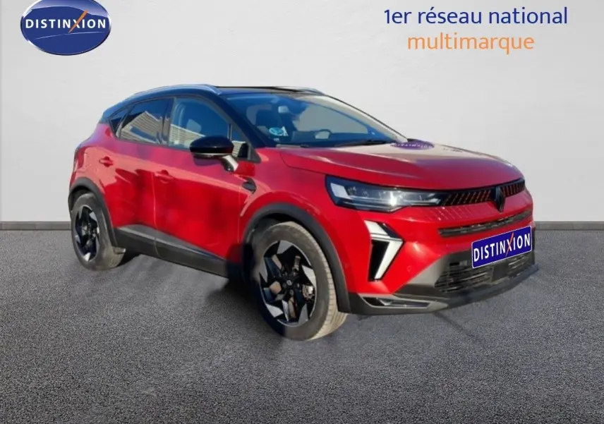 Renault Captur 2025 rouge Désir métal avec toit noir, vue 3/4 avant mettant en valeur ses jantes noires et optiques LED.