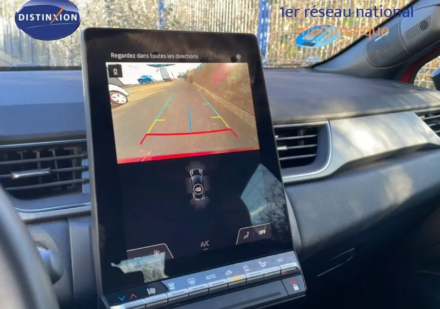 Vue rapprochée de l’écran central tactile du Renault Captur 2025 rouge désir métal, affichant la caméra de recul.