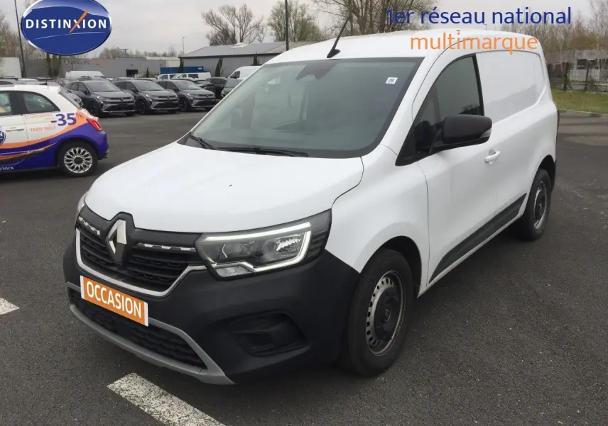 Renault Kangoo Extra blanc en 3/4 avant droit, fourgonnette utilitaire avec calandre noire et phares LED.