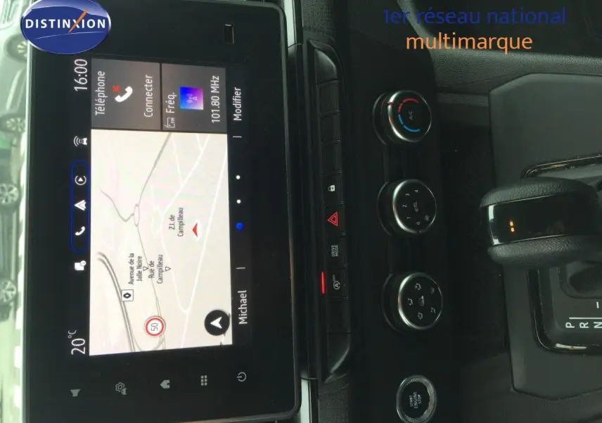 Intérieur de Renault Kangoo Extra 2023 blanc, vue sur console centrale avec écran tactile et commandes climatisation.