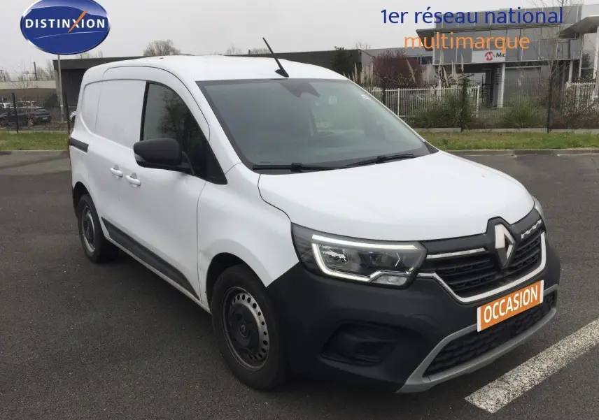 Vue 3/4 avant gauche d’un Renault Kangoo Extra blanc 2023 avec pare-chocs noir et jantes tôles simples.