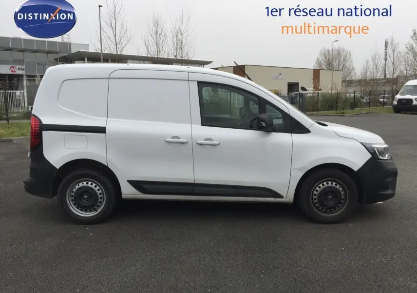 Profil côté gauche d'un Renault Kangoo Extra blanc 2023 avec pare-chocs noirs et jantes acier simples.