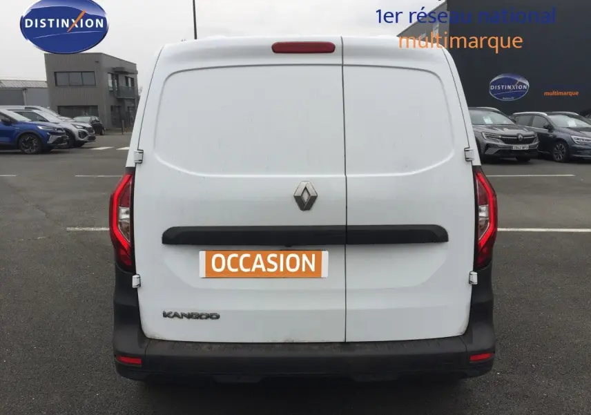 Vue arrière d’un Renault Kangoo Extra blanc 2023 avec portes battantes et feux arrière rouges visibles.