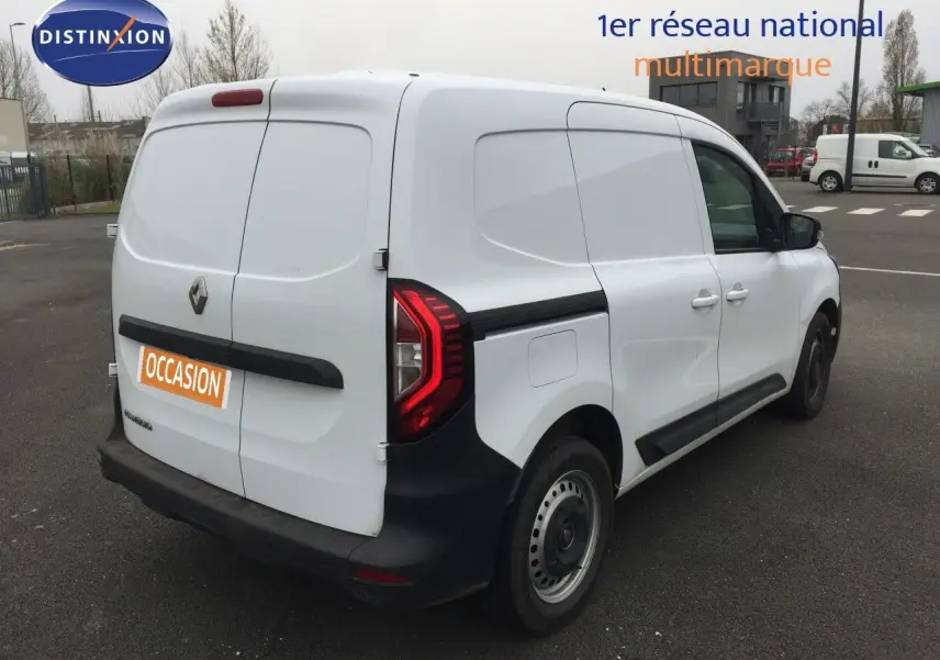 Vue 3/4 arrière droite d’un Renault Kangoo Extra blanc 2023 avec feux arrière LED et pare-chocs noirs.