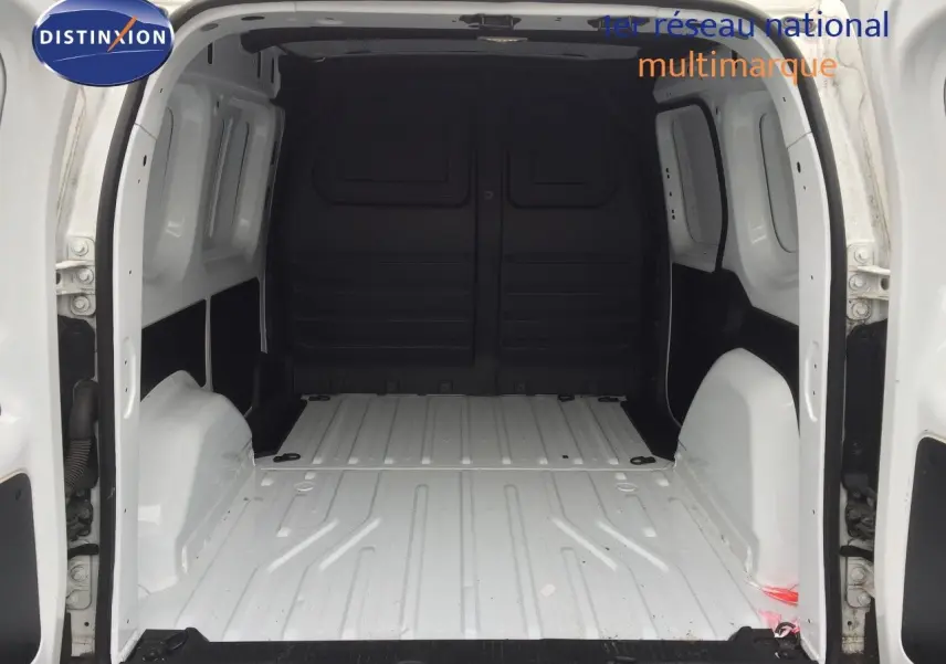 Vue arrière intérieure du Renault Kangoo Extra blanc 2023, montrant l'espace de chargement vide et les parois métalliques.