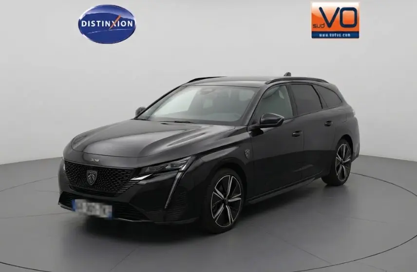 Peugeot 308 SW PHEV noir vue 3/4 avant droit avec jantes alliage et barres de toit visibles.