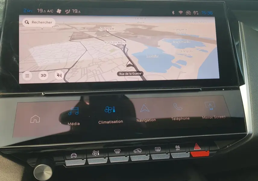 Vue rapprochée du cockpit numérique de la Peugeot 308 SW PHEV 225 e-EAT8 GT 2023 avec écran tactile de navigation.