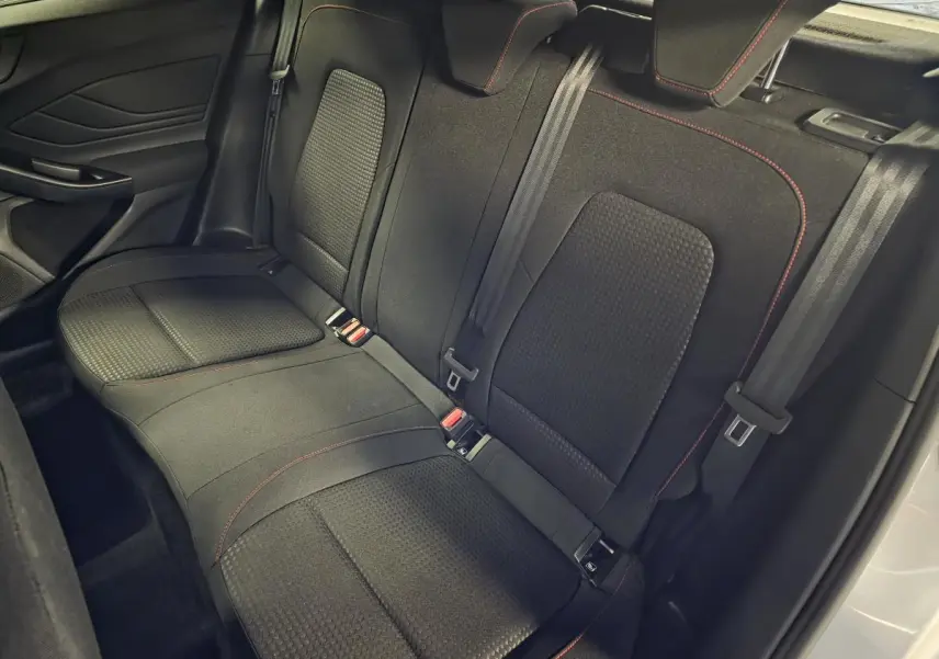 Vue intérieure de la banquette arrière noire avec surpiqûres rouges de la Ford Focus ST Line 2024.
