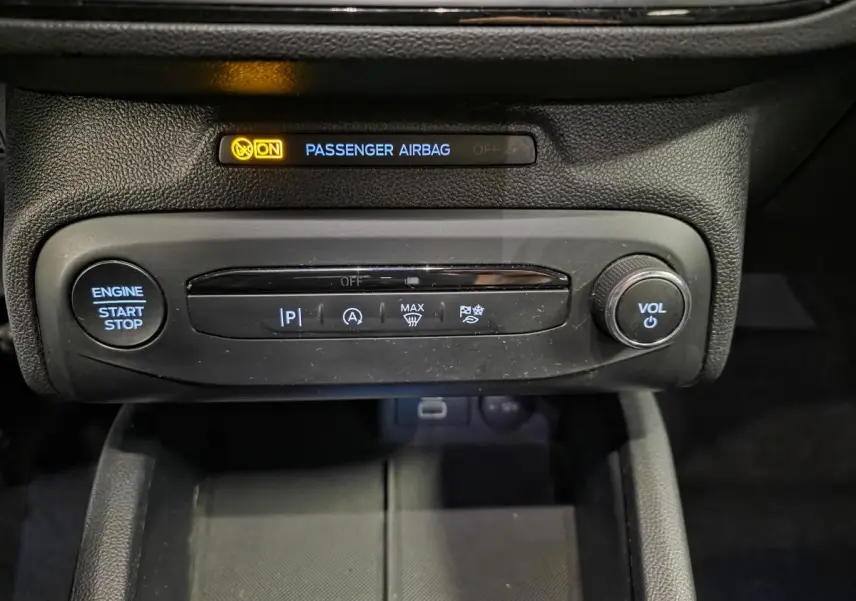 Gros plan sur la console centrale de la Ford Focus ST Line 2024, boutons de démarrage et volume visibles.