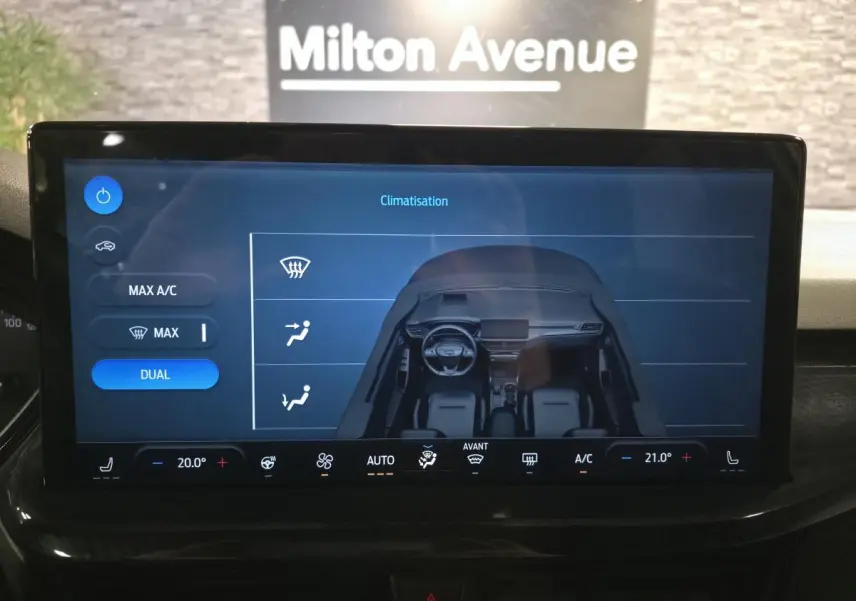 Écran tactile intérieur de la Ford Focus 2024 affichant les réglages de climatisation et ventilation.