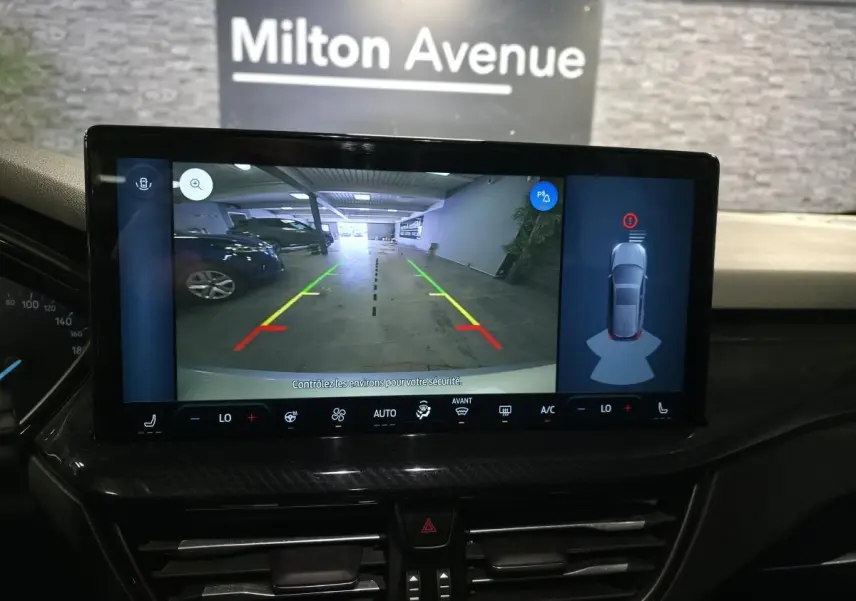Écran tactile intérieur de la Ford Focus gris 2024 montrant la caméra de recul et l'aide au stationnement.