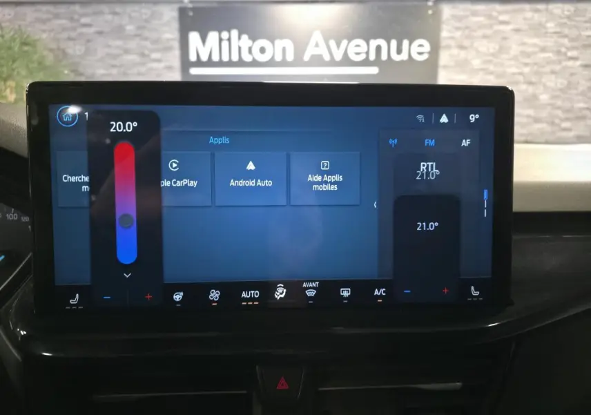 Écran tactile central de la Ford Focus 2024 gris, affichant les options Apple CarPlay et Android Auto.