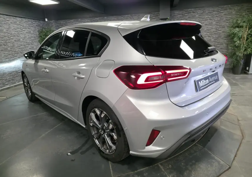 Vue 3/4 arrière droite de la Ford Focus 2024 gris lunaire avec feux LED et jantes alliage 17 pouces ST-Line.