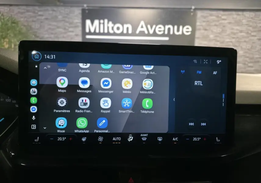 Écran tactile multimédia 13 pouces de la Ford Focus gris, affichant applications et radio FM RTL.