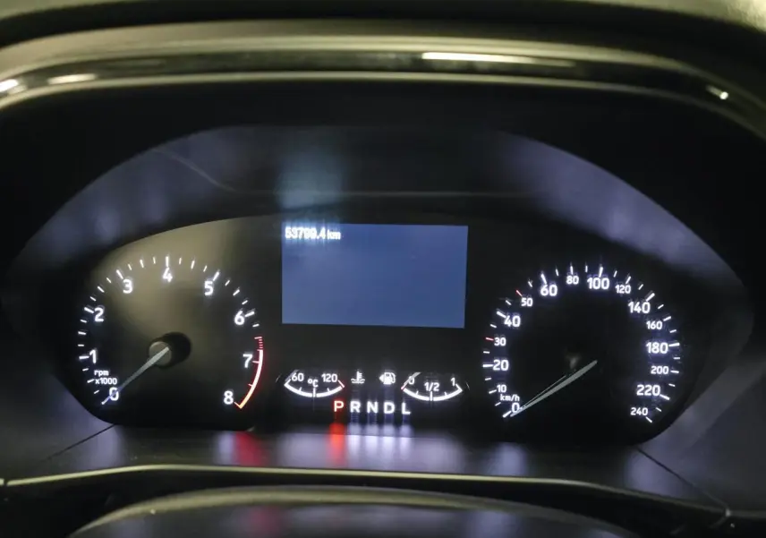 Vue rapprochée du combiné d'instrumentation numérique de la Ford Focus gris, affichant compte-tours, vitesse et jauges.