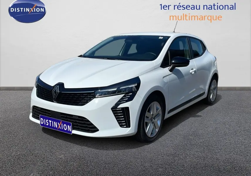 Renault Clio 2025 blanc glacier vue 3/4 avant droit avec calandre noire et phares LED distinctifs.
