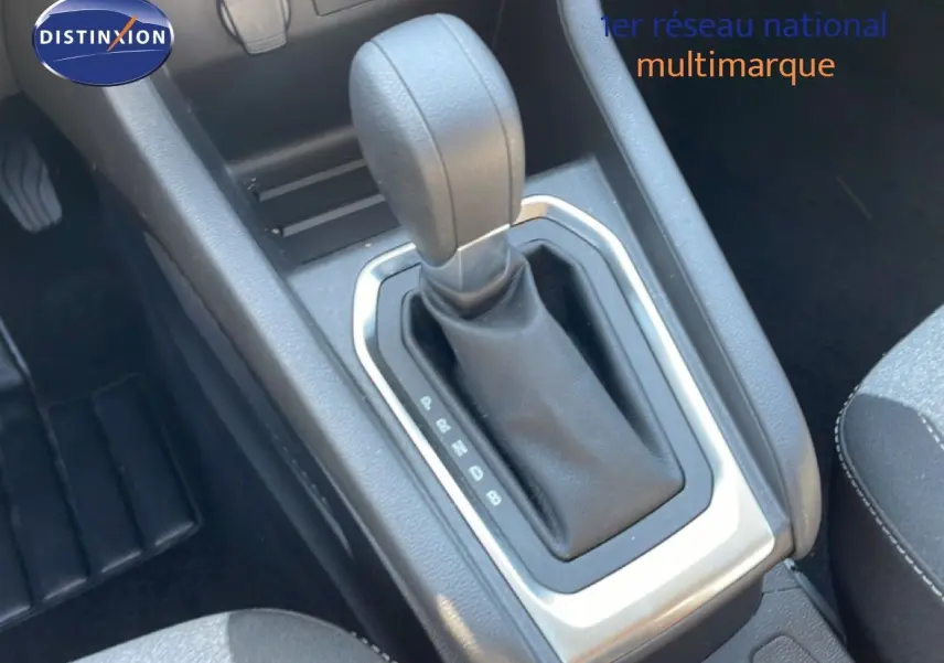 Le levier de vitesse automatique en gros plan dans l'habitacle sombre d'une Renault Clio hybride 2025.